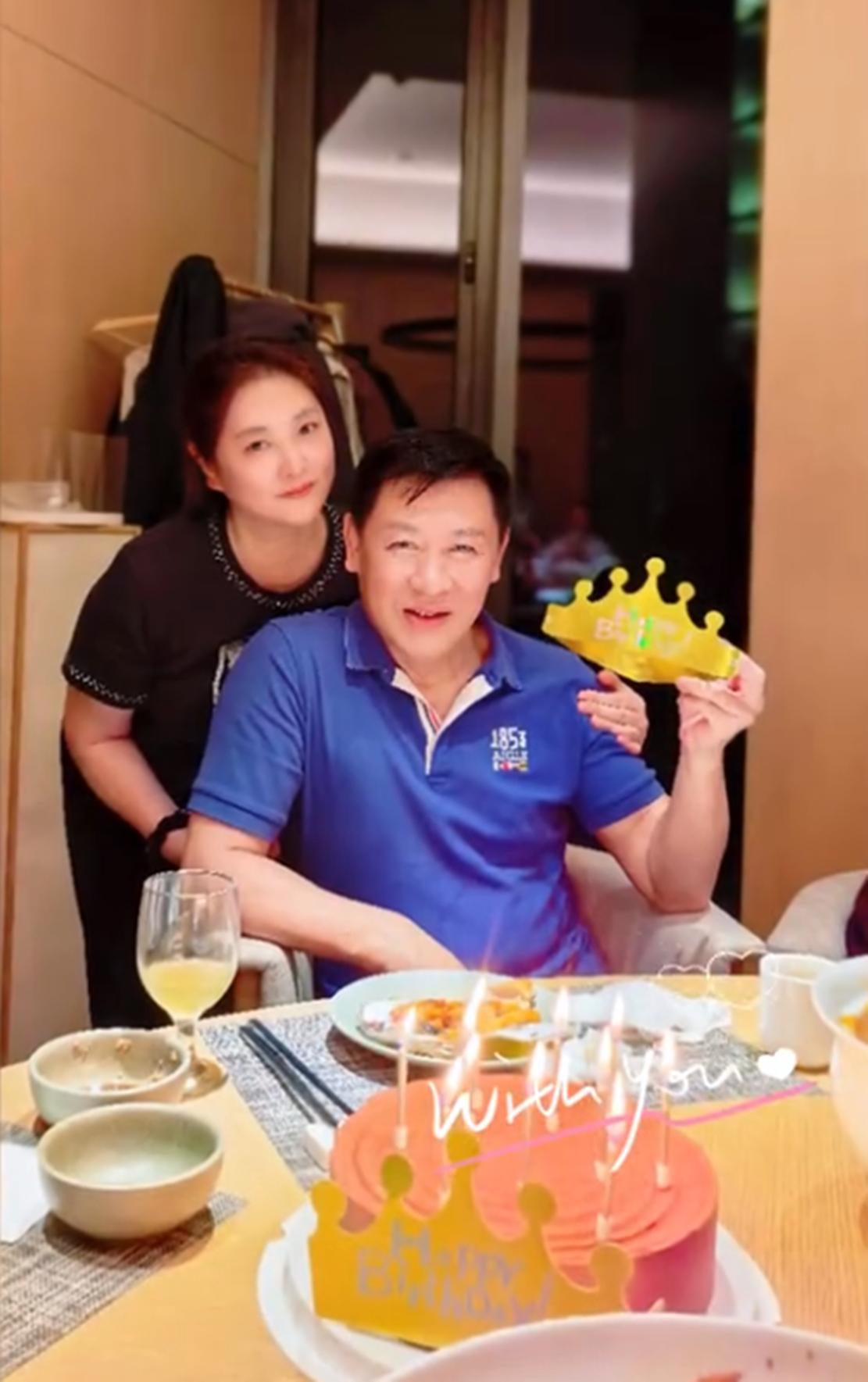 《便衣警察》中周志明扮演者胡亚捷迎来63岁生日，妻子汤静晒出庆生现场照。照片中，
