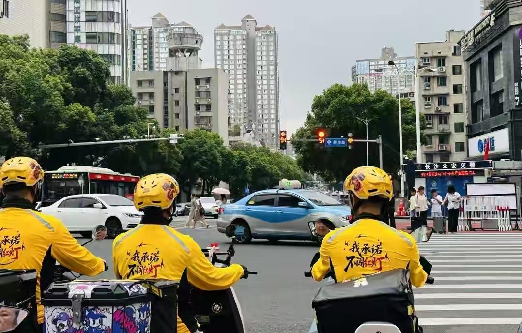 外卖小哥的车筐里，终于不只有订单和焦虑啦最近点外卖发现个暖心事：以前总看见骑