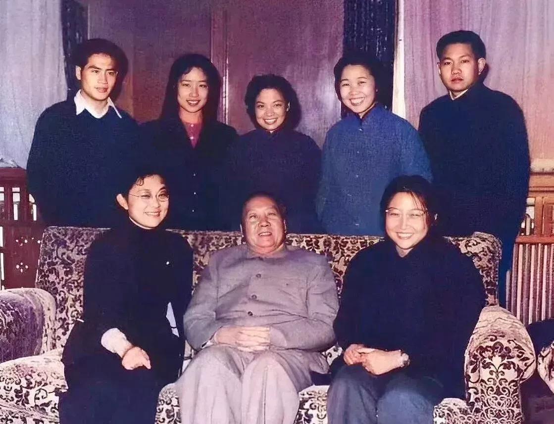 这是一张非常珍贵的照片，拍摄于1973年12月26日，主席80大寿。两个女儿坐