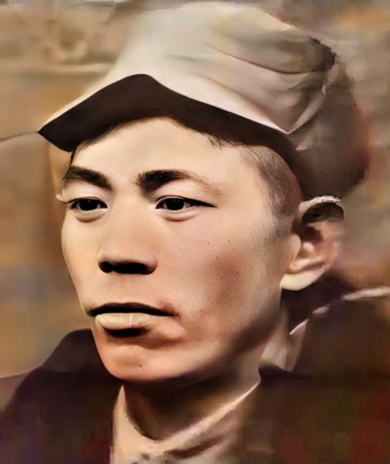 八路军某团长深夜奇痒难耐，脱下军装让警卫员架在火上烘烤驱虫，谁知没过多久，一股烤