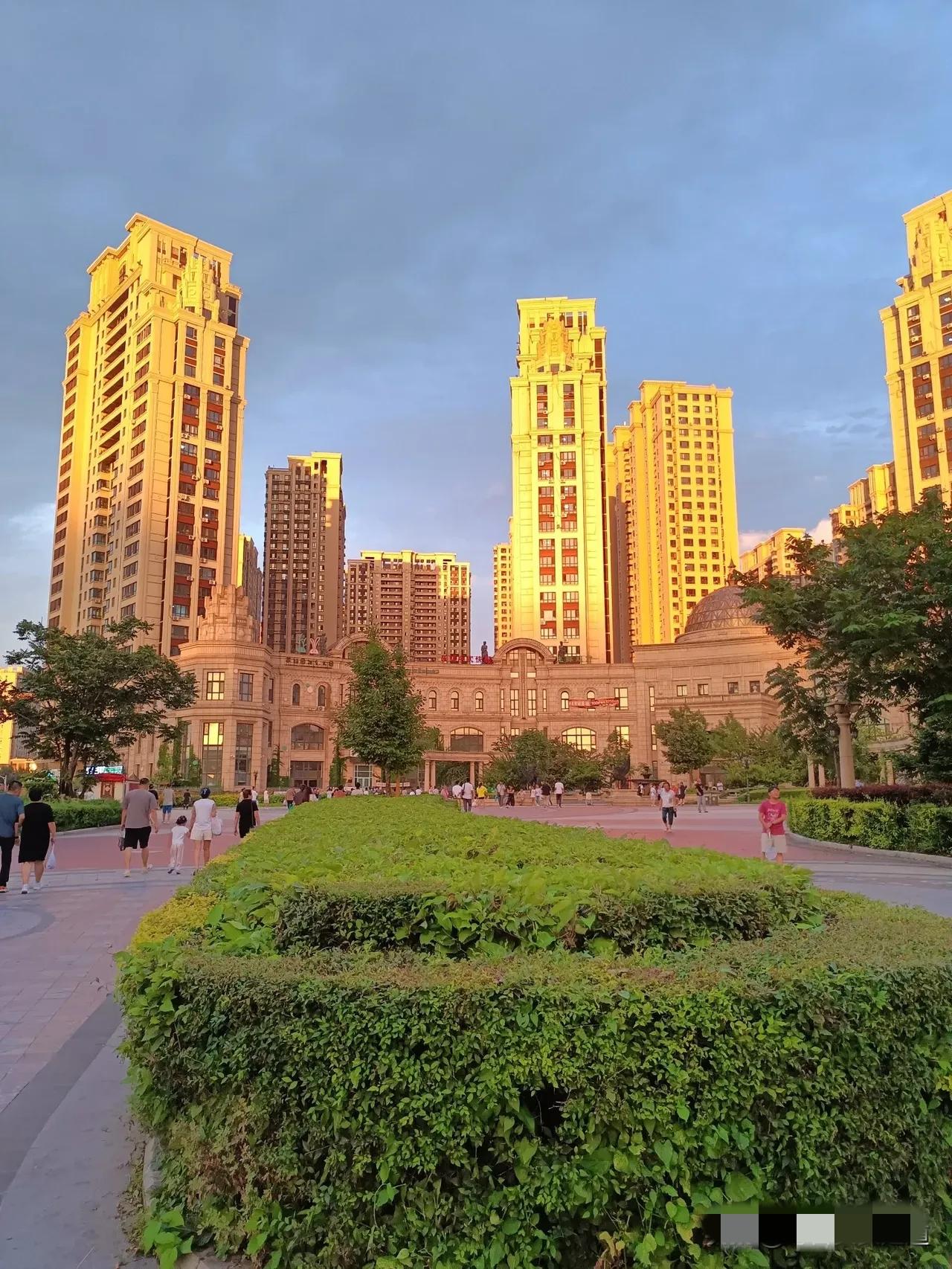 大家发现没有，我们已经严重地被外部文化入侵。比如，婚礼仪式，在过去都是大红色，