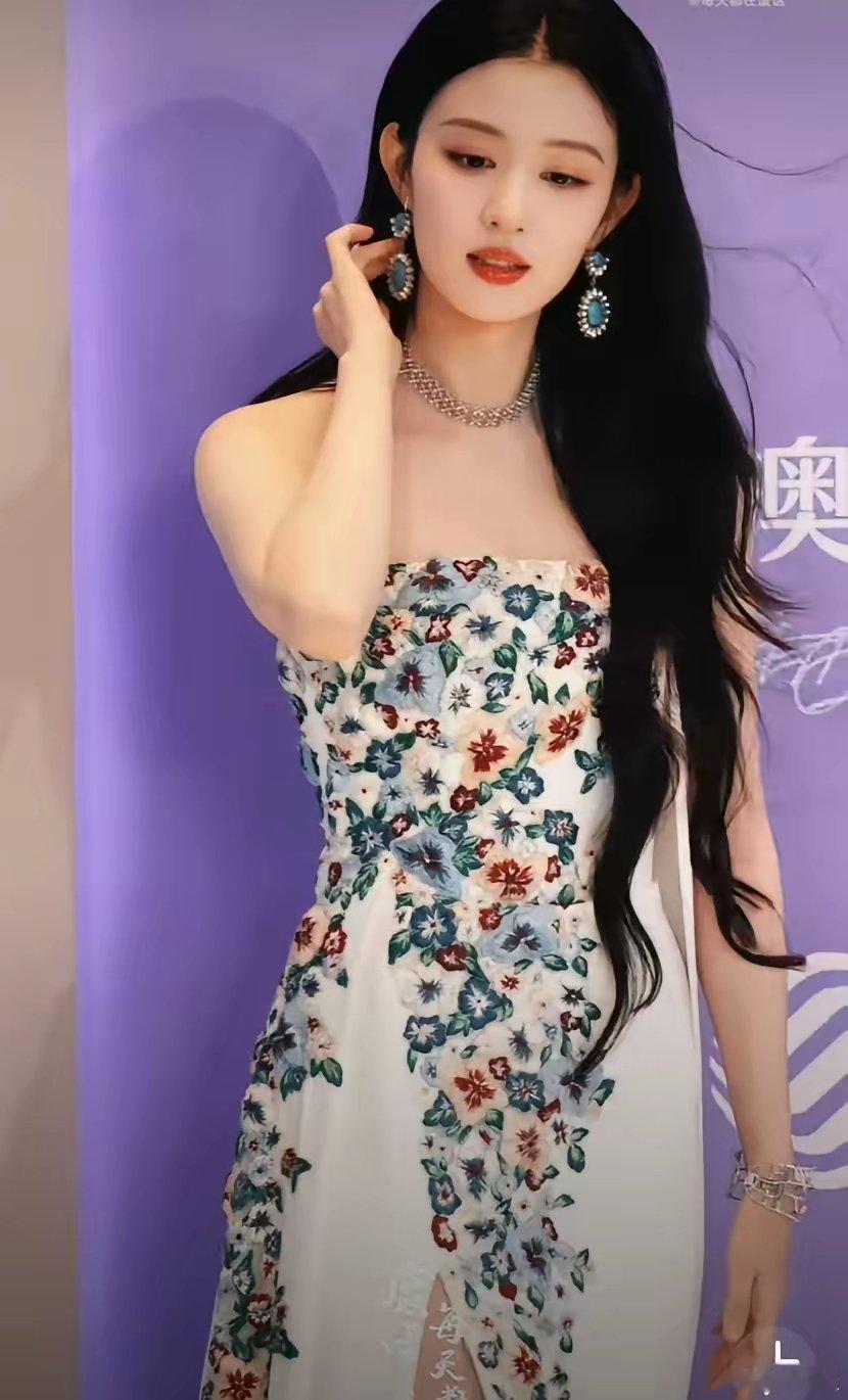 之前总有网友说王楚然像刘亦菲，看了这次这次尖叫之夜的活动图发现还真和刘亦菲有点傻