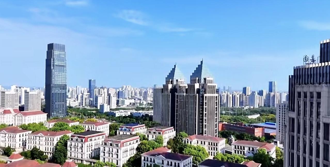 其实稍微有点常识就知道，现在成都夏天温度跟重庆相当，长江沿线武汉南京杭州等城市跟