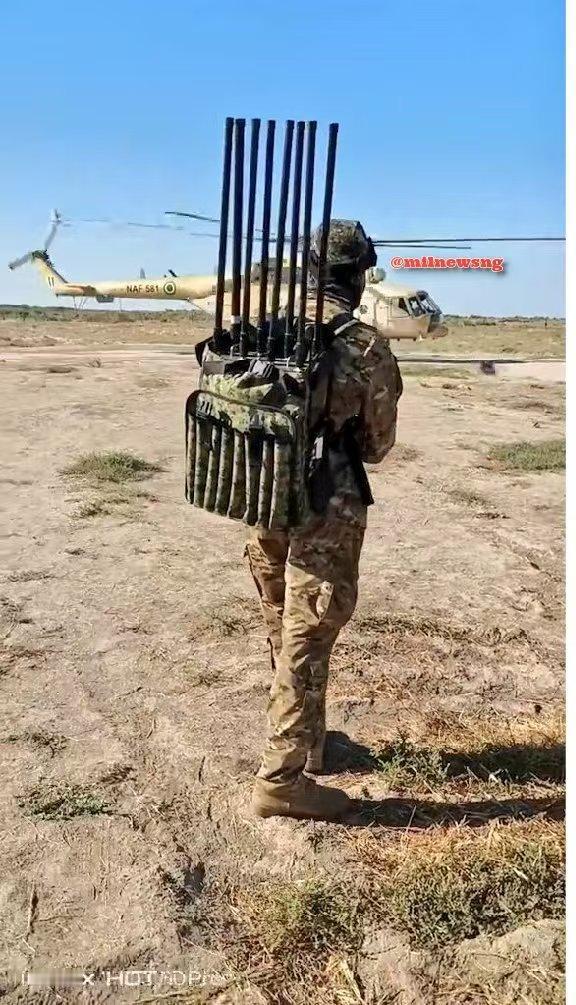 FPV无人机到处都是，防不胜防！现在终于倒逼出一个全新兵种。干扰器步兵，步兵直接