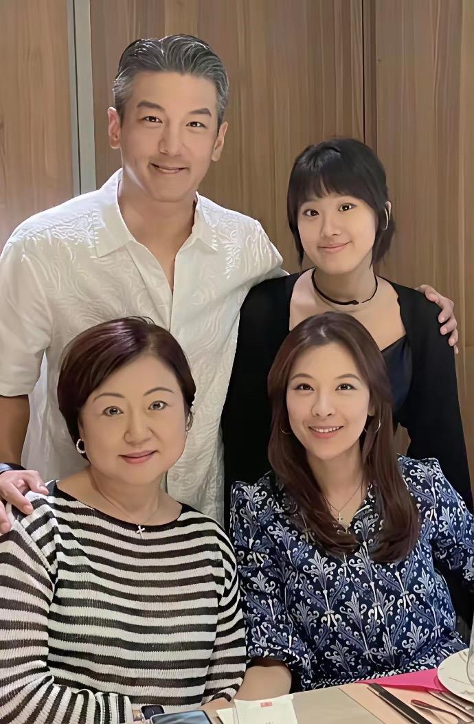 林若亚孙志浩结婚10周年啦！晒出的婚纱照甜度依旧，满是岁月静好的幸福。最让人