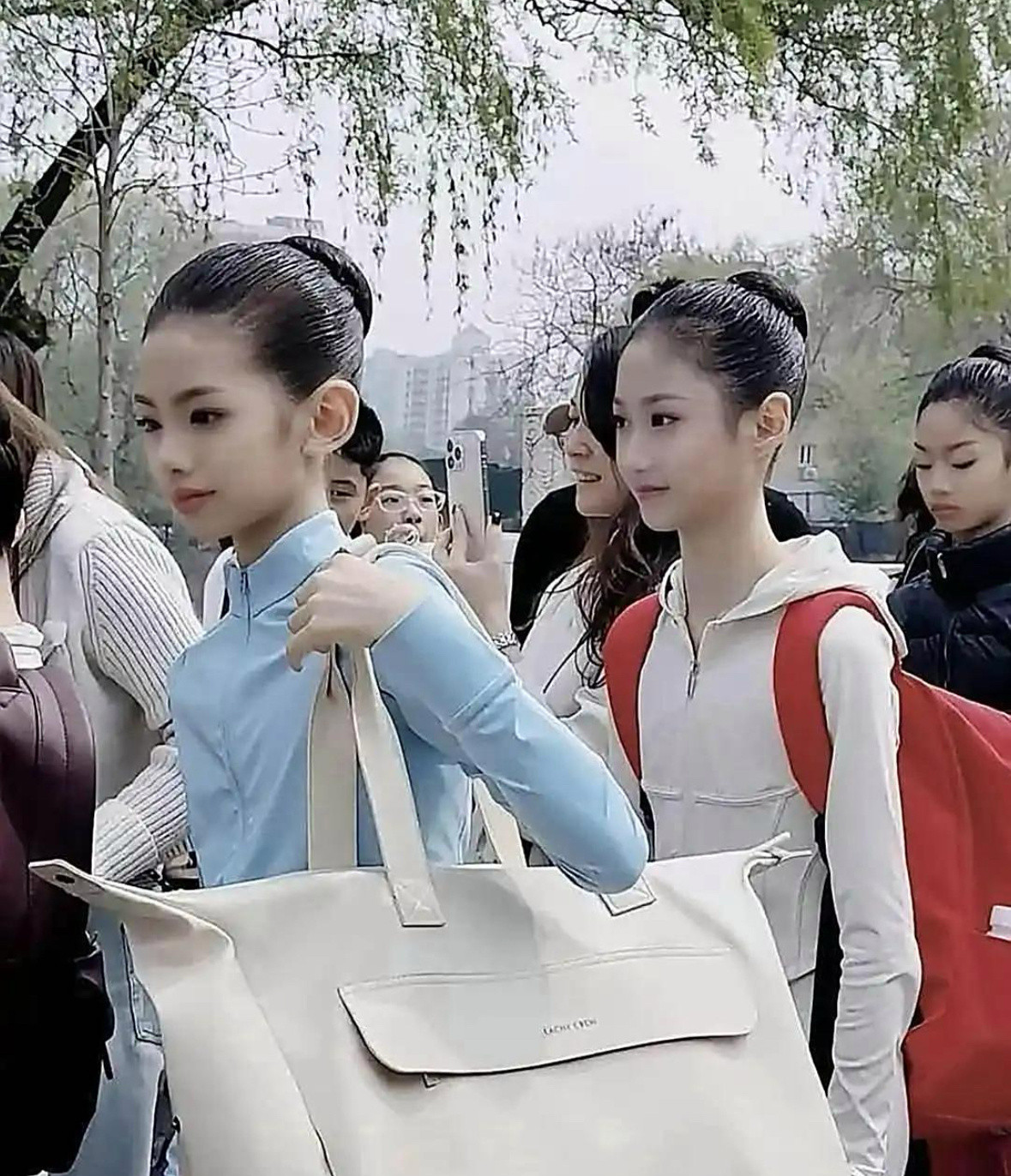 北戏招生现场，这两个小女孩可以买股了​​​