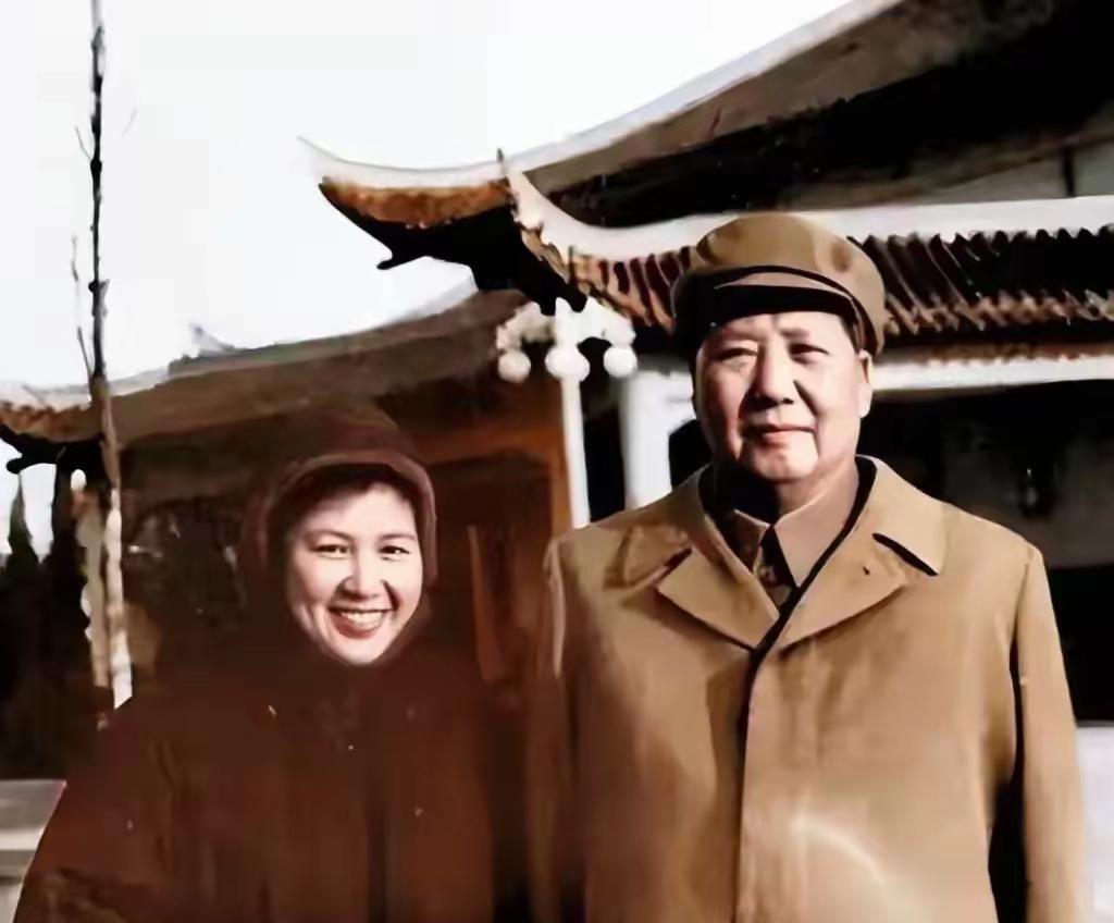 这是毛主席和机要秘书谢静宜的真实合影，都看看吧，这是拍摄于1960年的一张罕见同