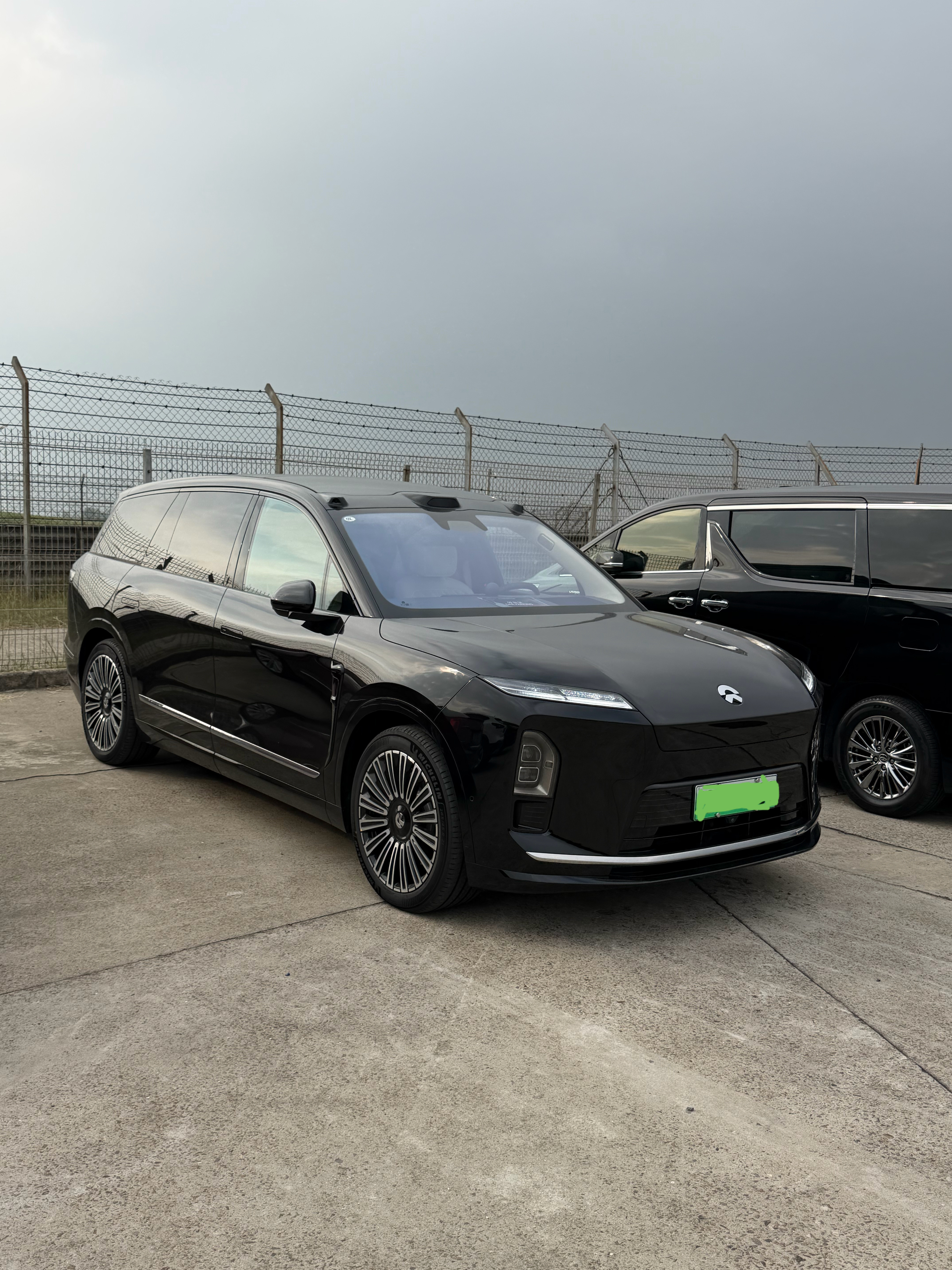 今天拖微博顶级摄影师的福第一次坐蔚来新ES8。这真的是太酷了感觉新款的空气悬挂很