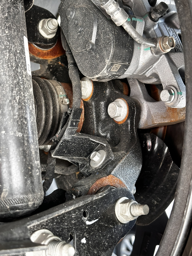 锐界L才跑4000多公里，底盘生锈24年6月底购买，才跑4000多公里，首保发