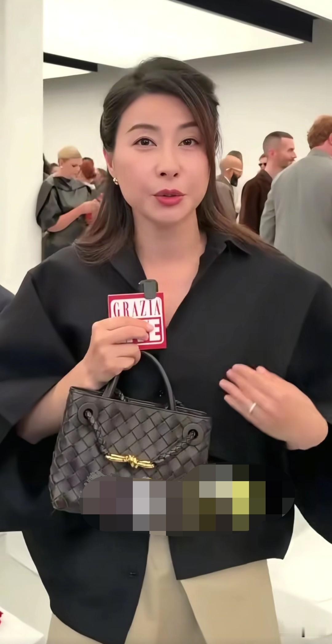 44岁郭晶晶亮相米兰BV大秀，素颜生图被疯传，这才是豪门儿媳该有的样子[呲牙笑][