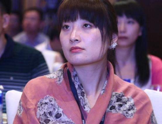 现在我终于看懂宗馥莉的表情了她出现在镜头里的时候，表情大多都是淡淡的