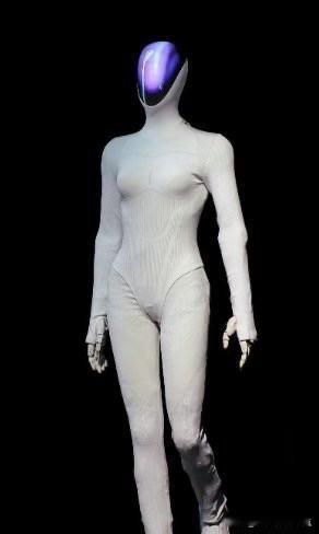 晚上送高二娃返校，他和我说小鹏出了一款机器人，因为步态太像人了，被质疑然后剪开衣