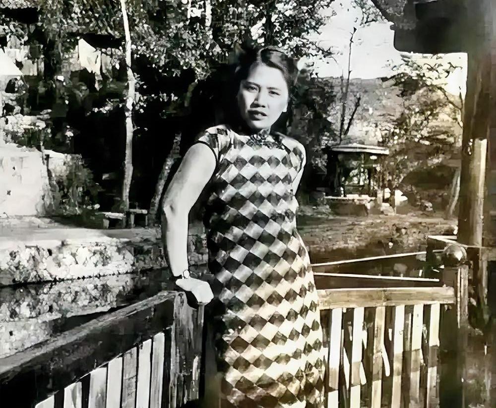 1938年，黄埔军官陈尔晋察觉妻子王曼霞深夜外出形迹可疑，暗中尾随，想要弄清真相