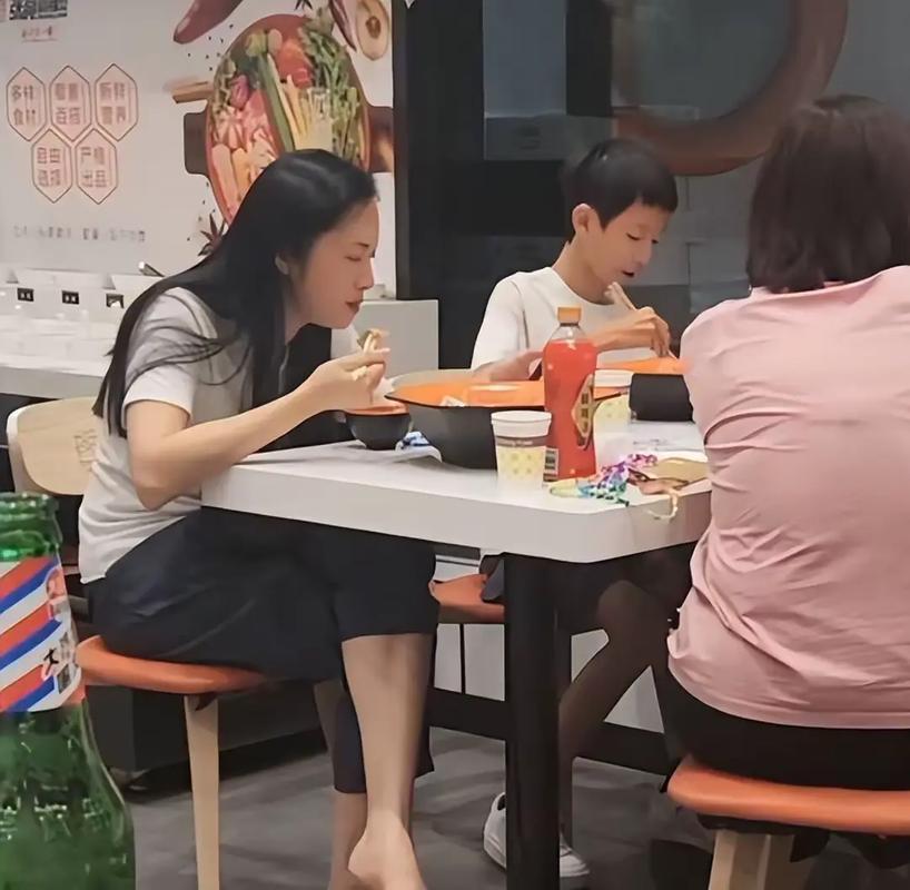 心疼姚晨，原来和第二任丈夫早就有问题了，看她与娃的照片就知道了。姚晨晒儿子的很