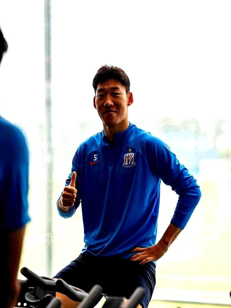 海港没机会了！申花用五年合同留住根宝基地出身的小朱，海港惦记却没抢到，小