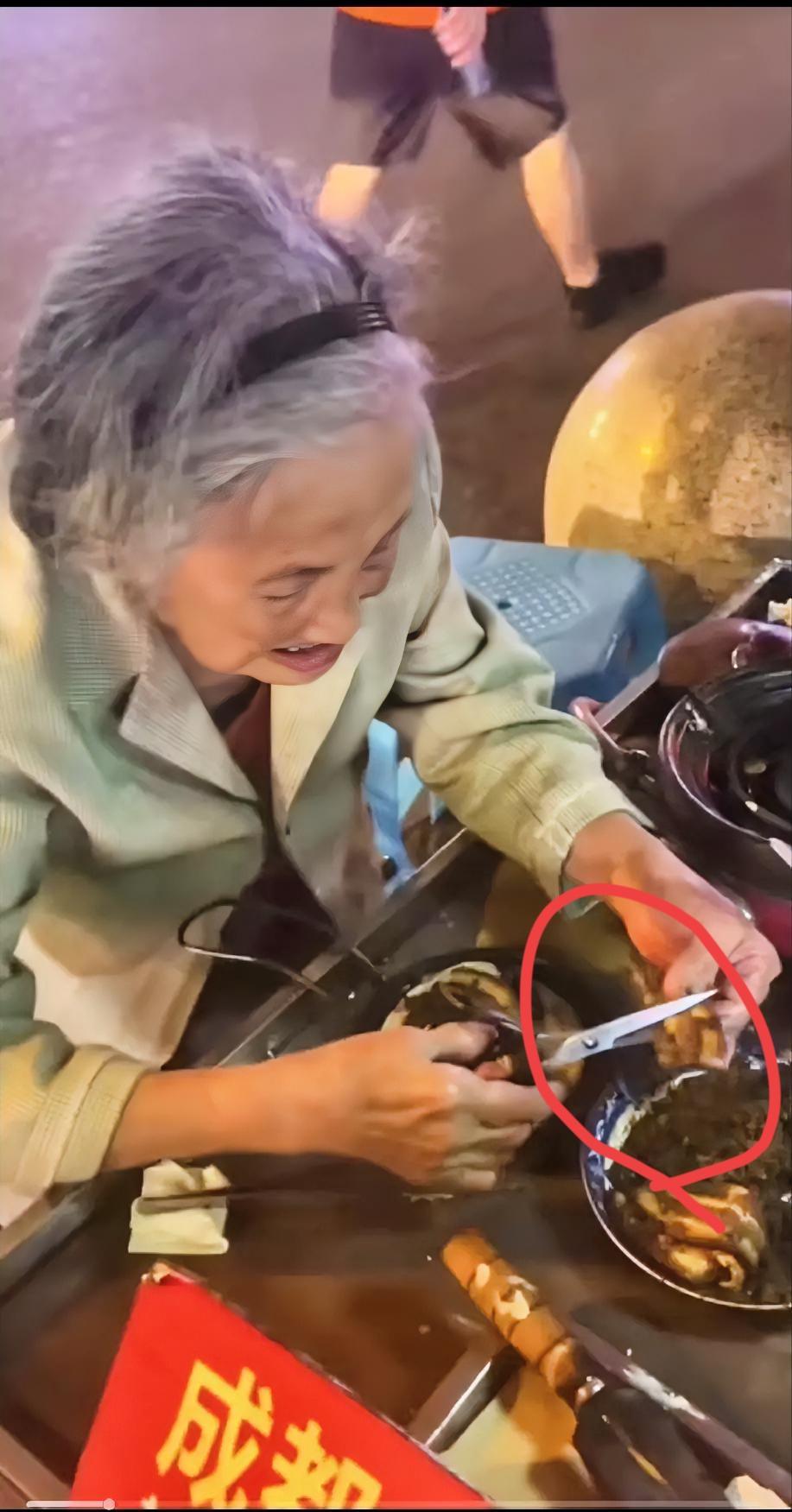 我本来都放弃继续报道这个老婆婆了！可真的是只有你想不到，没有他做不到的事情！