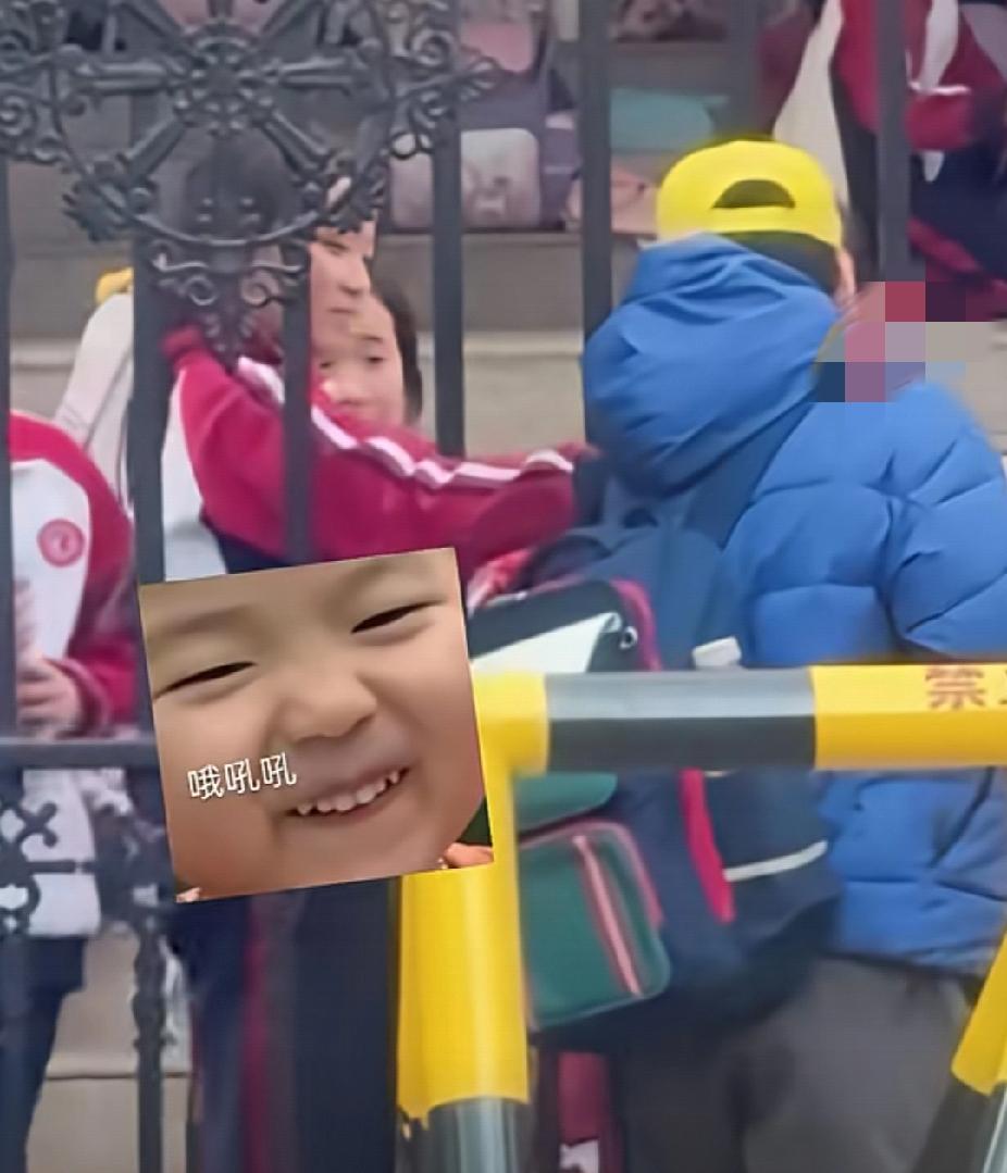 前一秒社牛，后一秒社死！近日，北京一位妈妈接儿子放学，儿子担心上啦啦操课的女同学
