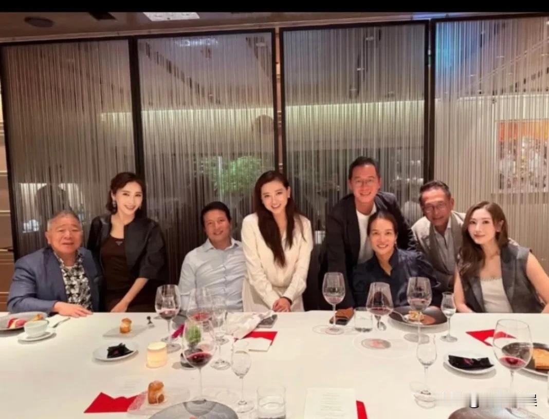 原来李嘉欣在真正的名媛圈子里只能“靠边坐”啊！李嘉欣和黎姿，港娱两大美女同框了