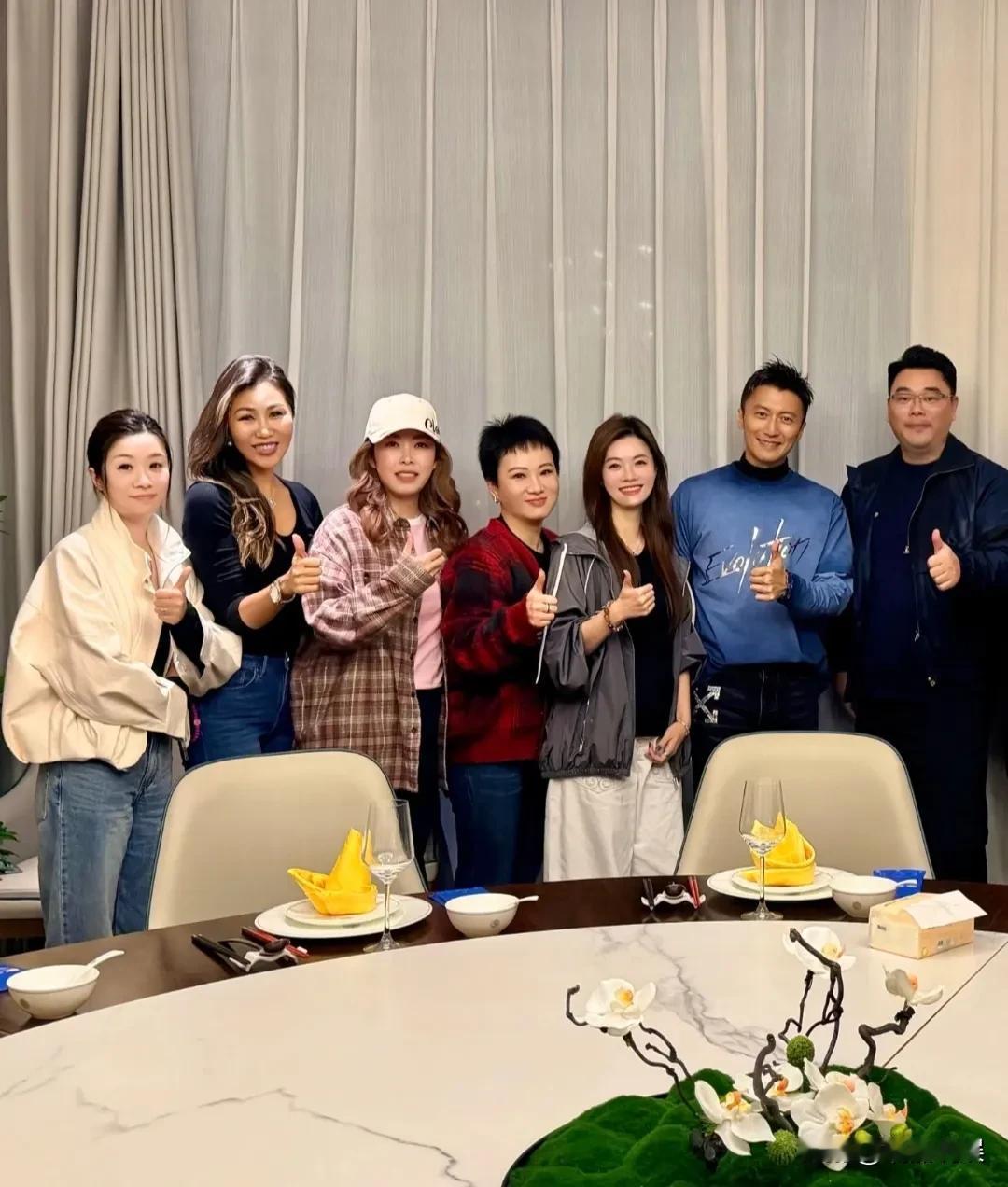 谢霆锋不愧是喜欢做美食的，是会享受的啊。他演唱会开完，衣服都没换，就和粉丝去享