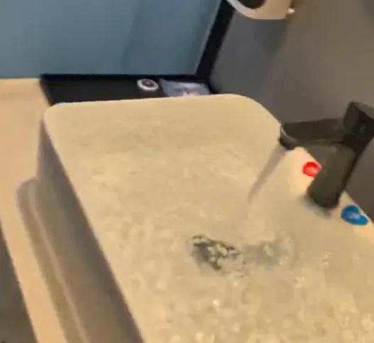 太恶劣！海南三亚，女子花108元在网上订了一间酒店客房，入住半小时后，女子要求取