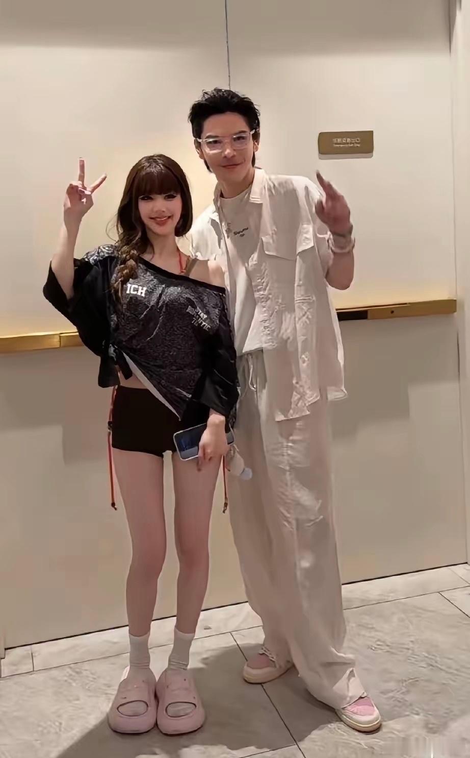 向佐与赵露思近照，他的风格改变了很多