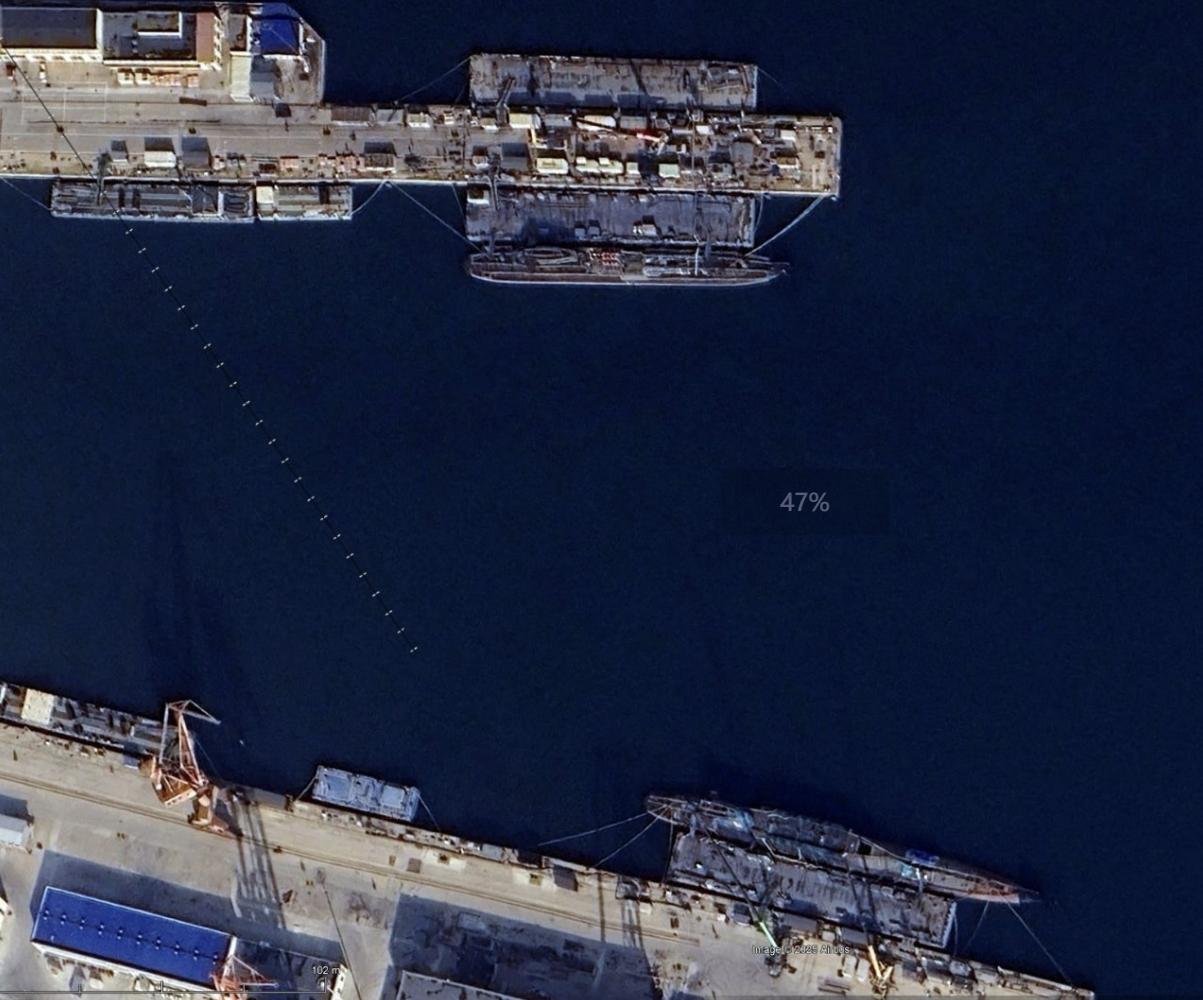 一下子公开两艘核潜艇，一艘093B，一艘094A。前者在舾装，说明是能下水的