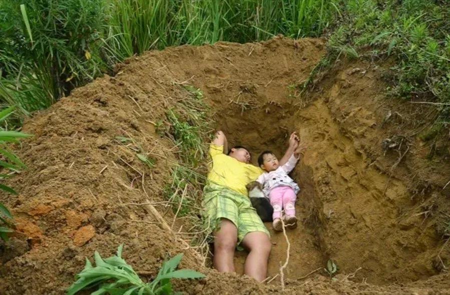 泪目！四川父亲为2岁绝症女儿挖坟，让她“习惯死亡”，结局却被爱逆转2017