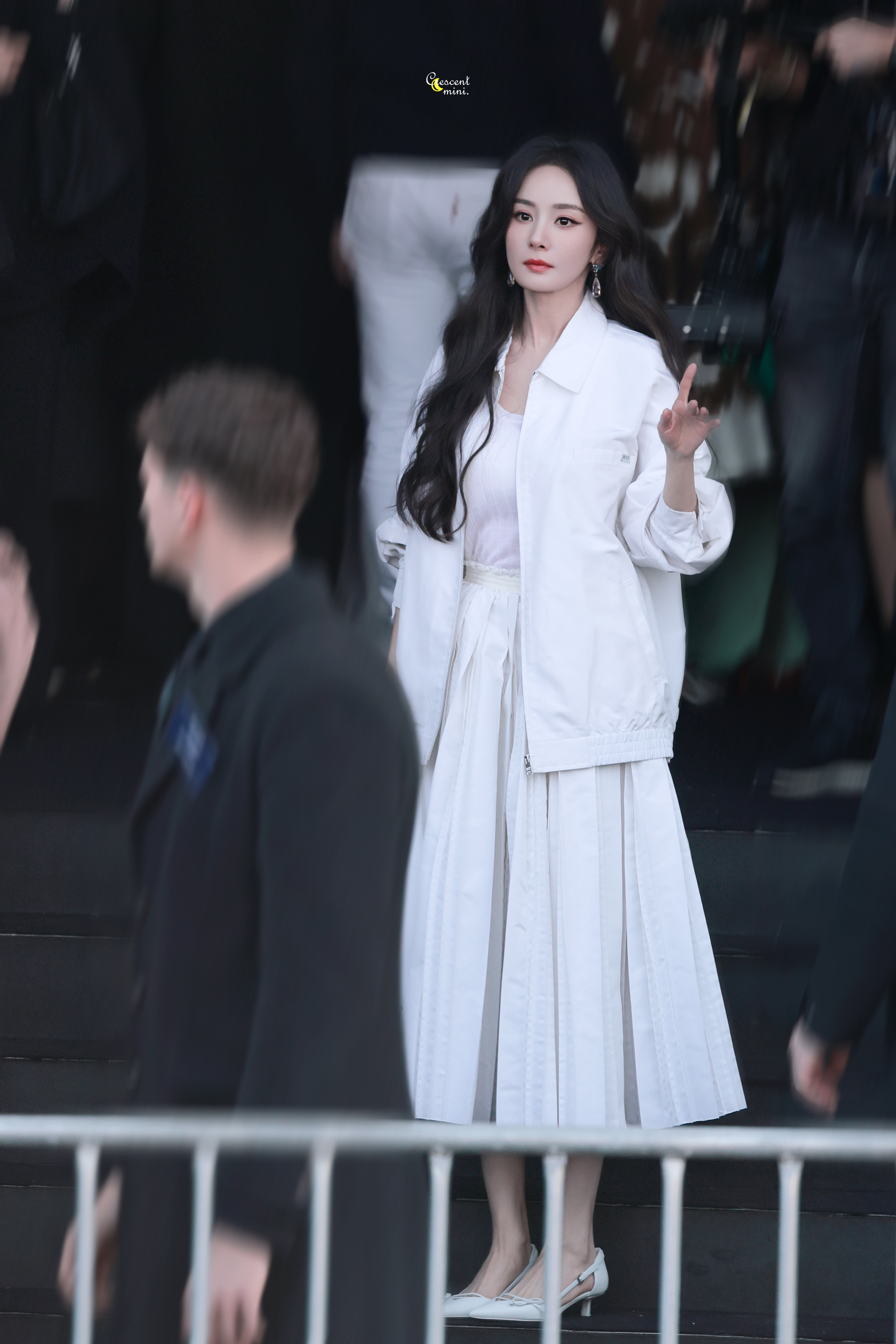 杨幂唐嫣看秀生图杨幂米兰时装周看秀造型普拉达女王全顶格待遇👜