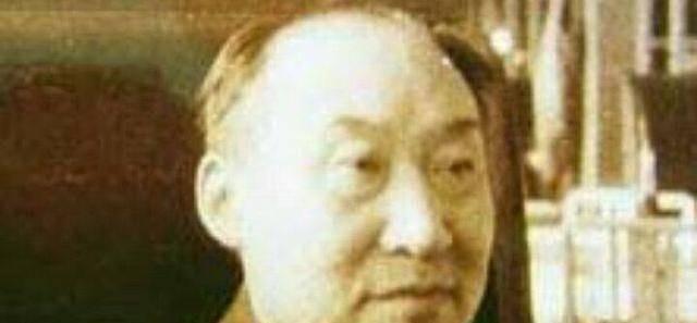 1972年，钱学森在中关村大街散步，遇到一个乞丐向他乞讨。当钱学森准备掏钱给乞丐