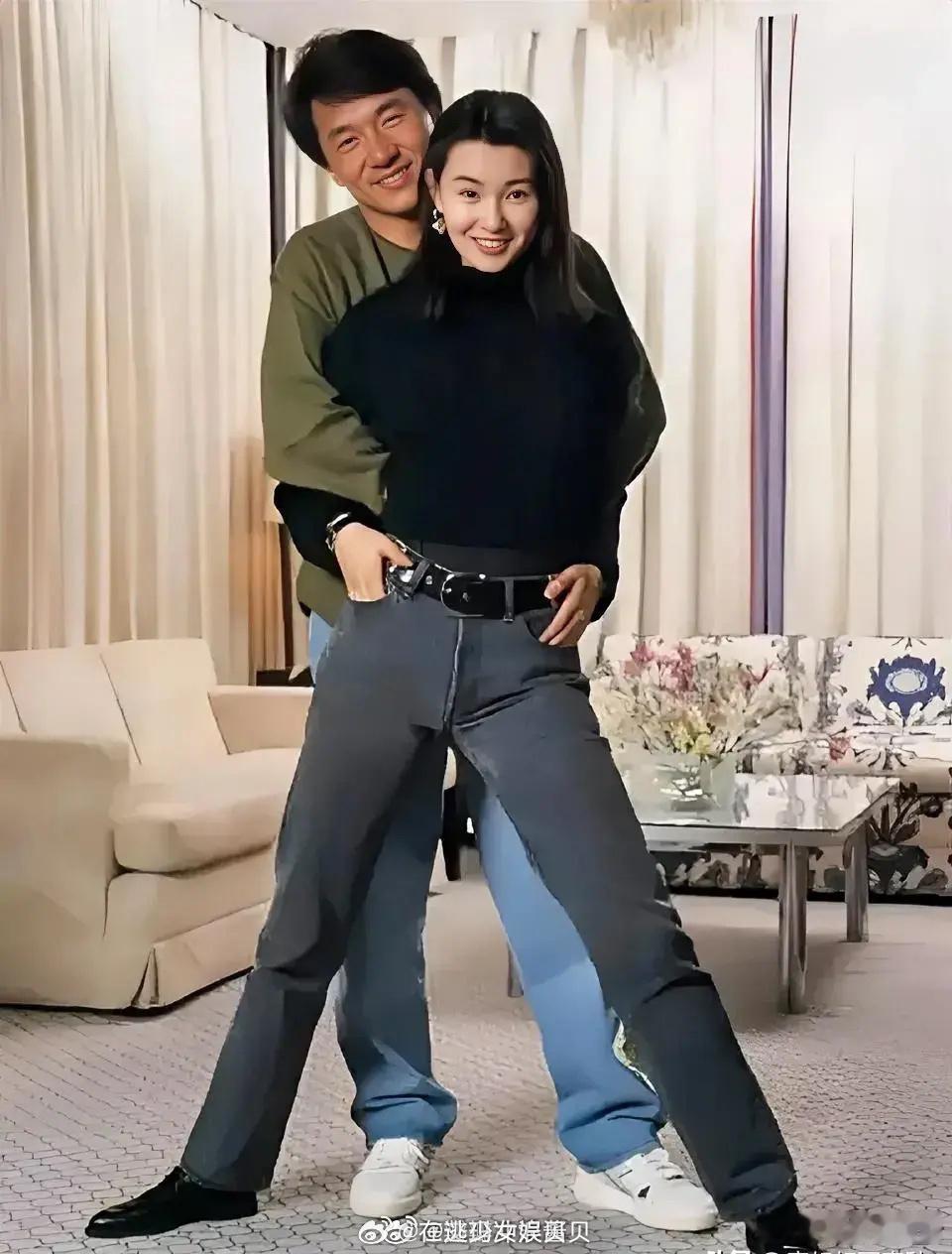 为什么成龙大哥跟女星合影都喜欢用这个体现男儿本色的后抱姿势