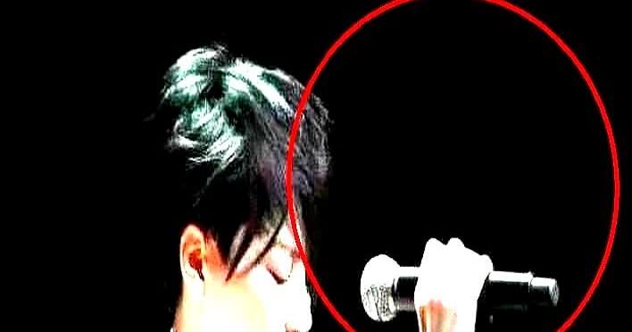 王菲当年穿透明裙子上台，内裤都看得一清二楚。古巨基在旁边提醒她衣服太露，