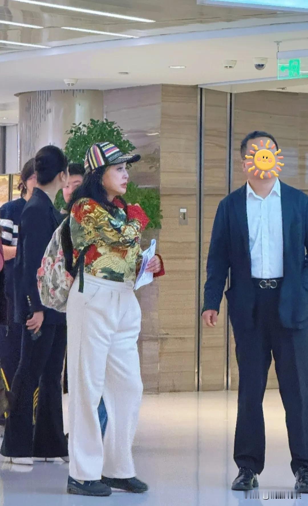 76岁的刘晓庆现身北京，出席活动，背着背包，步伐轻盈，快八十的高精力女性，真的佩