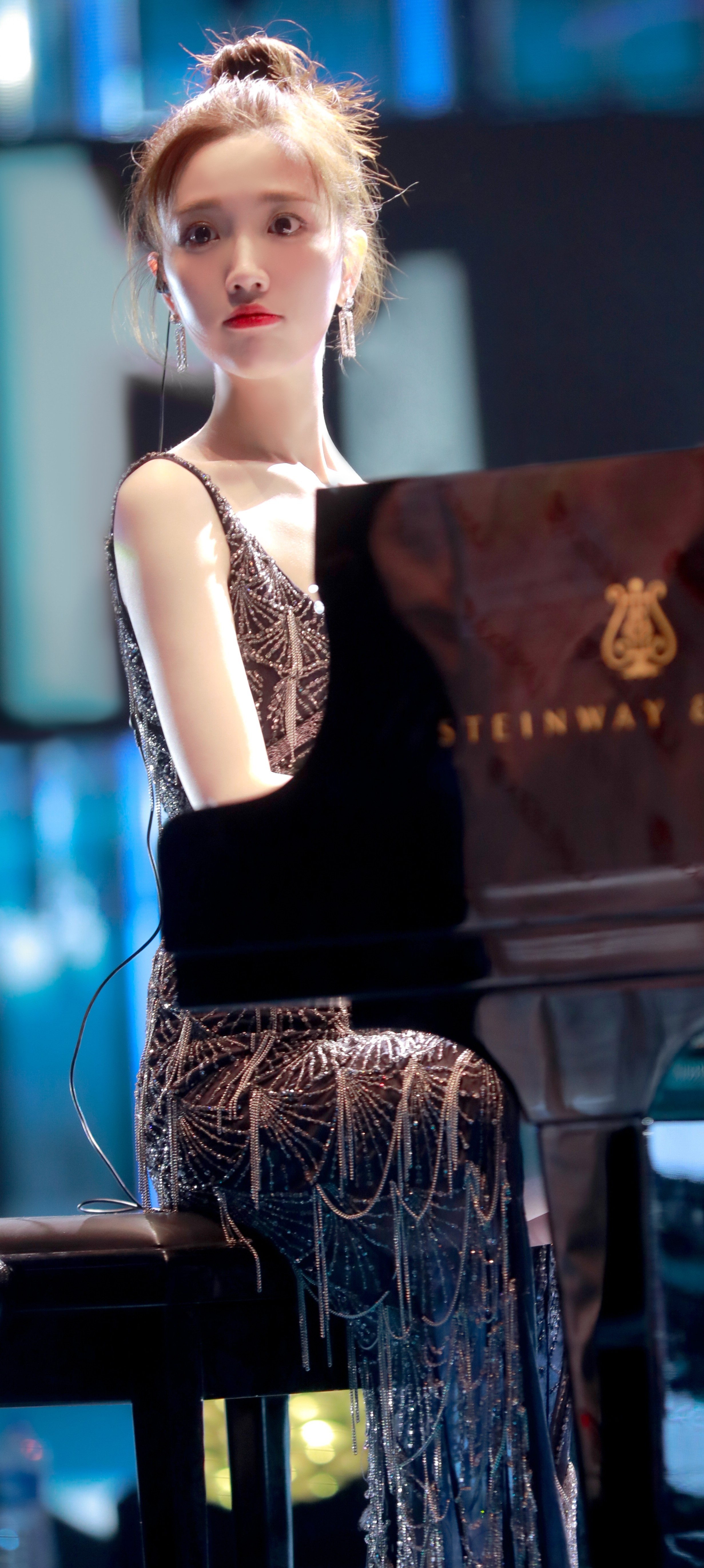 张纯烨手机全屏壁纸，露背裙大长腿，气质满满。张纯烨