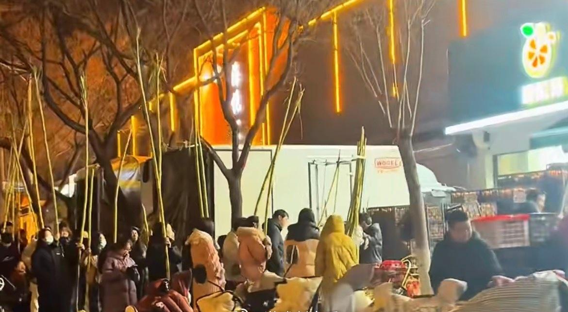 摊主：他们在干嘛？排队等削吗？