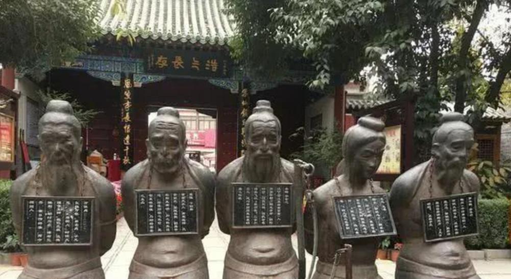 1155年，66岁的秦桧病逝。高宗赵构长吁一口怒气，拔出了靴中的匕首说，从今以后