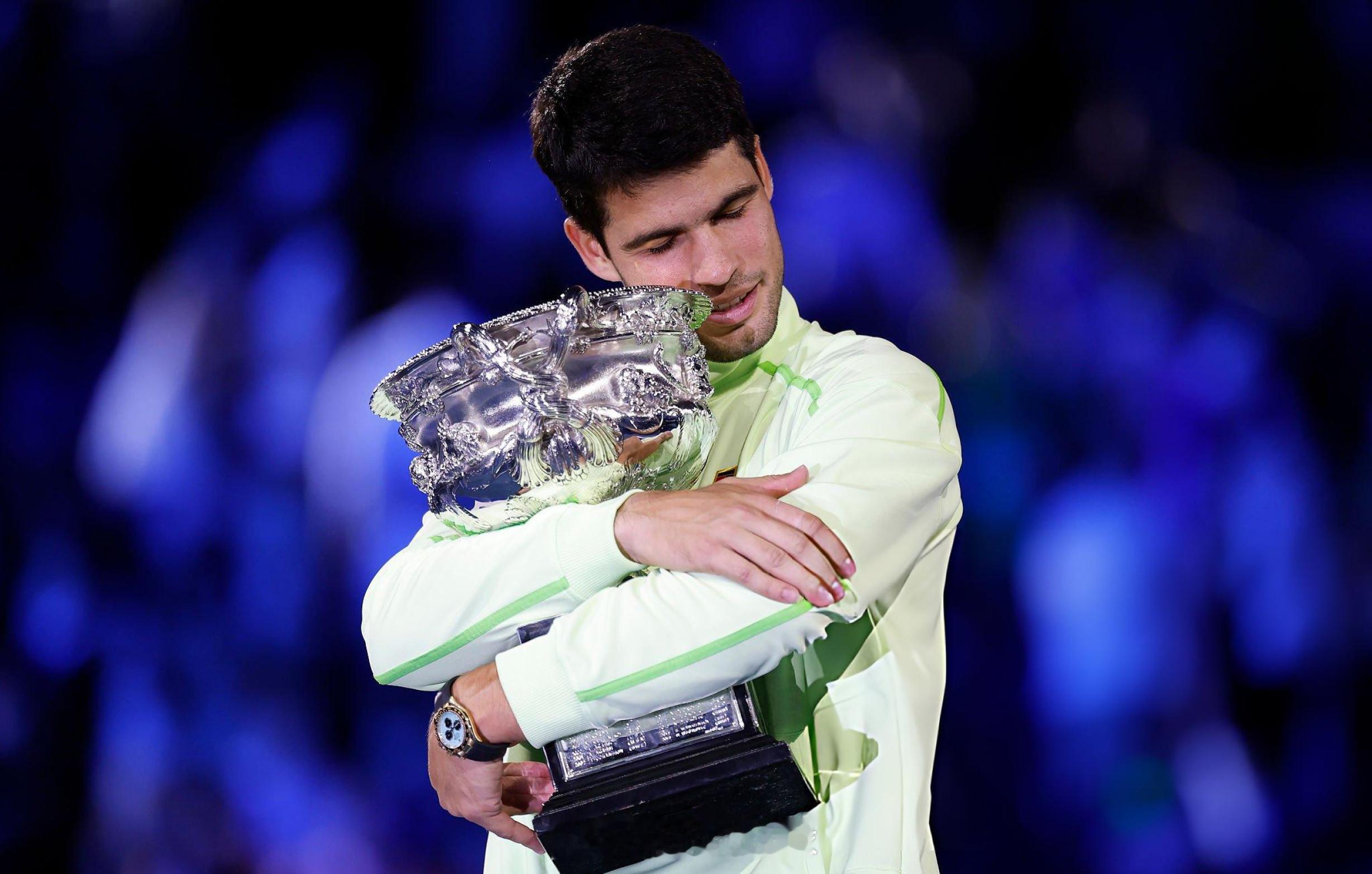 冠军捧杯图🏆2026澳网男单冠军——阿尔卡拉斯。阿尔卡拉斯实现全满贯阿尔卡拉斯