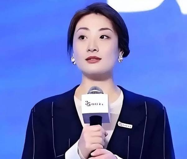 18亿美元，躺在香港汇丰银行的账户里。宗馥莉刚在香港高院打完了一场艰难的上诉战，