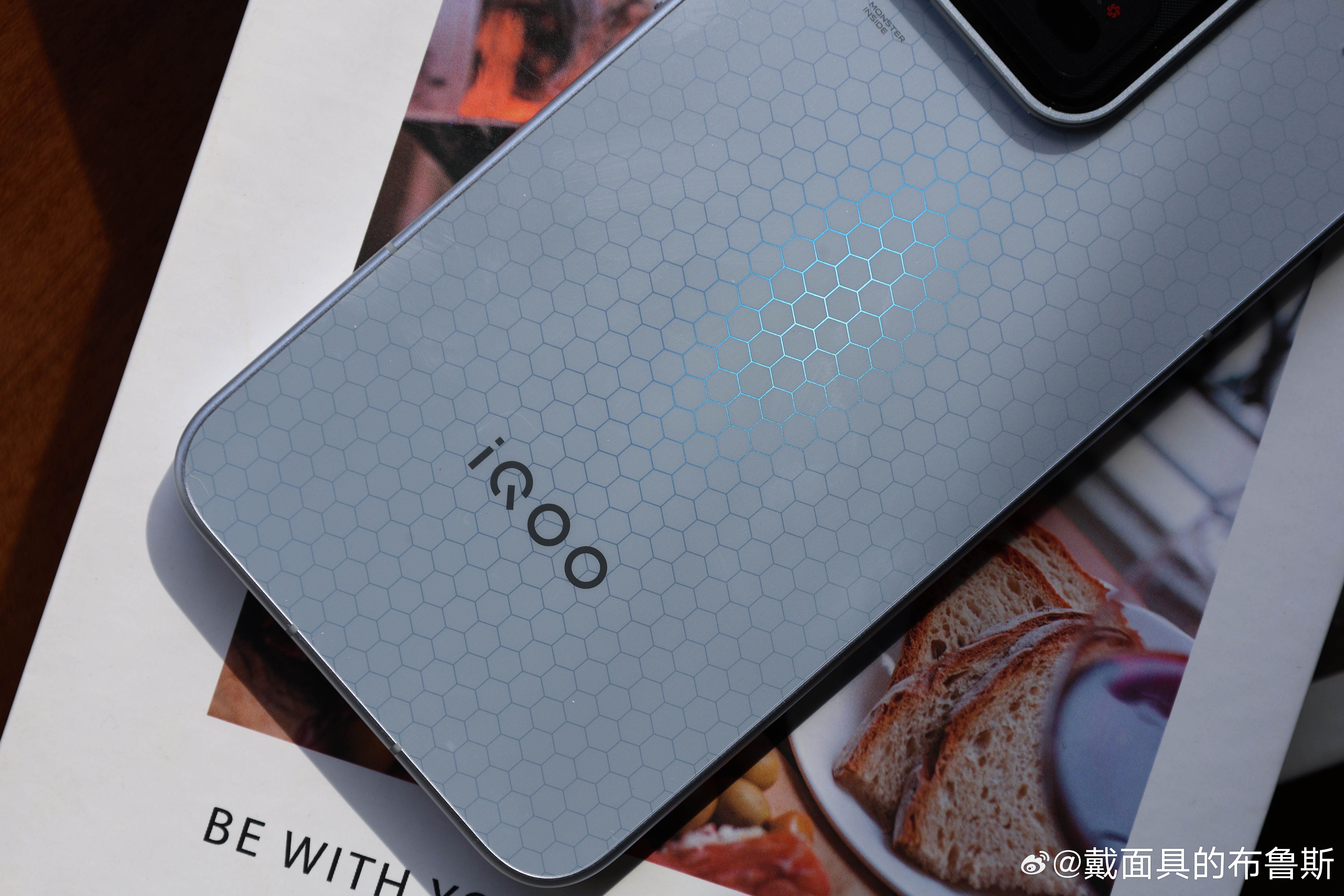 一直很喜欢iQOO15Ultra的六边形蜂巢纹理，在光线的照射下中间那片区域