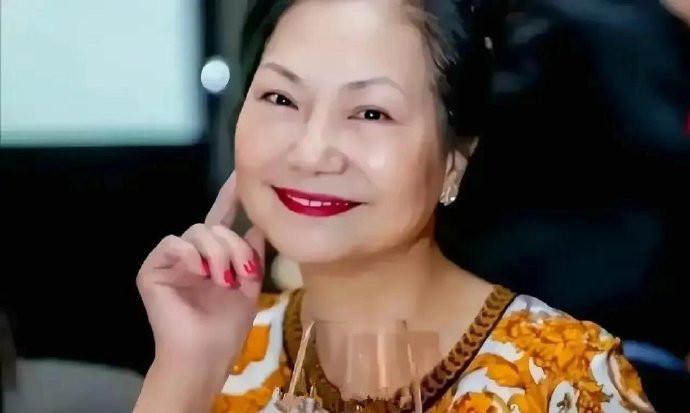 s妈又发文了，却发现她打了大s的脸！称没经他们同意，孩子近在咫尺她却不能看