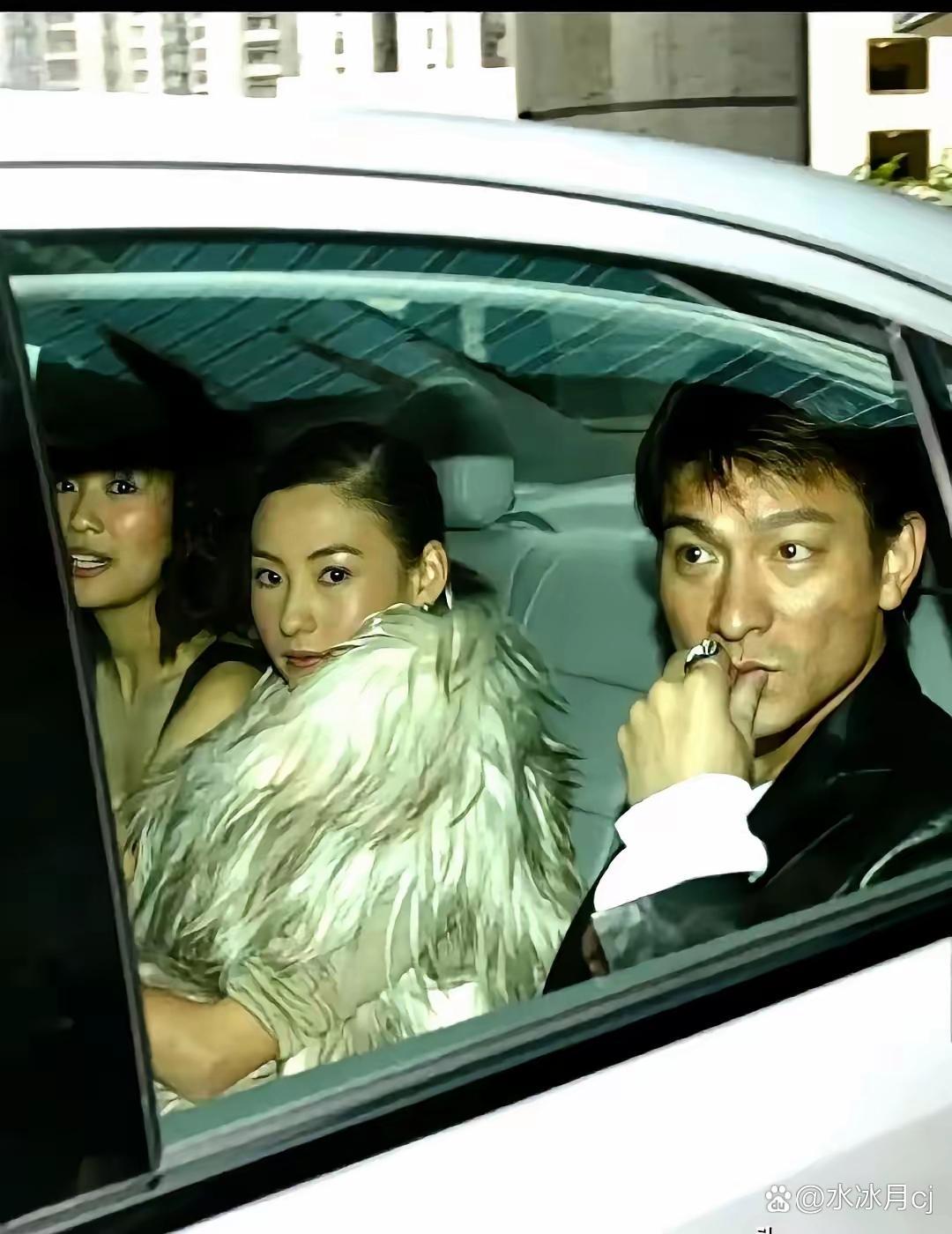 没有P图没有精修，是在毫无防备的情况下被狗仔抓拍的。