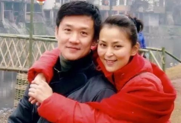 2011年，黄志忠爱上了小3岁的柯蓝，转身便与自己结婚13年的发妻“最美琼女郎”