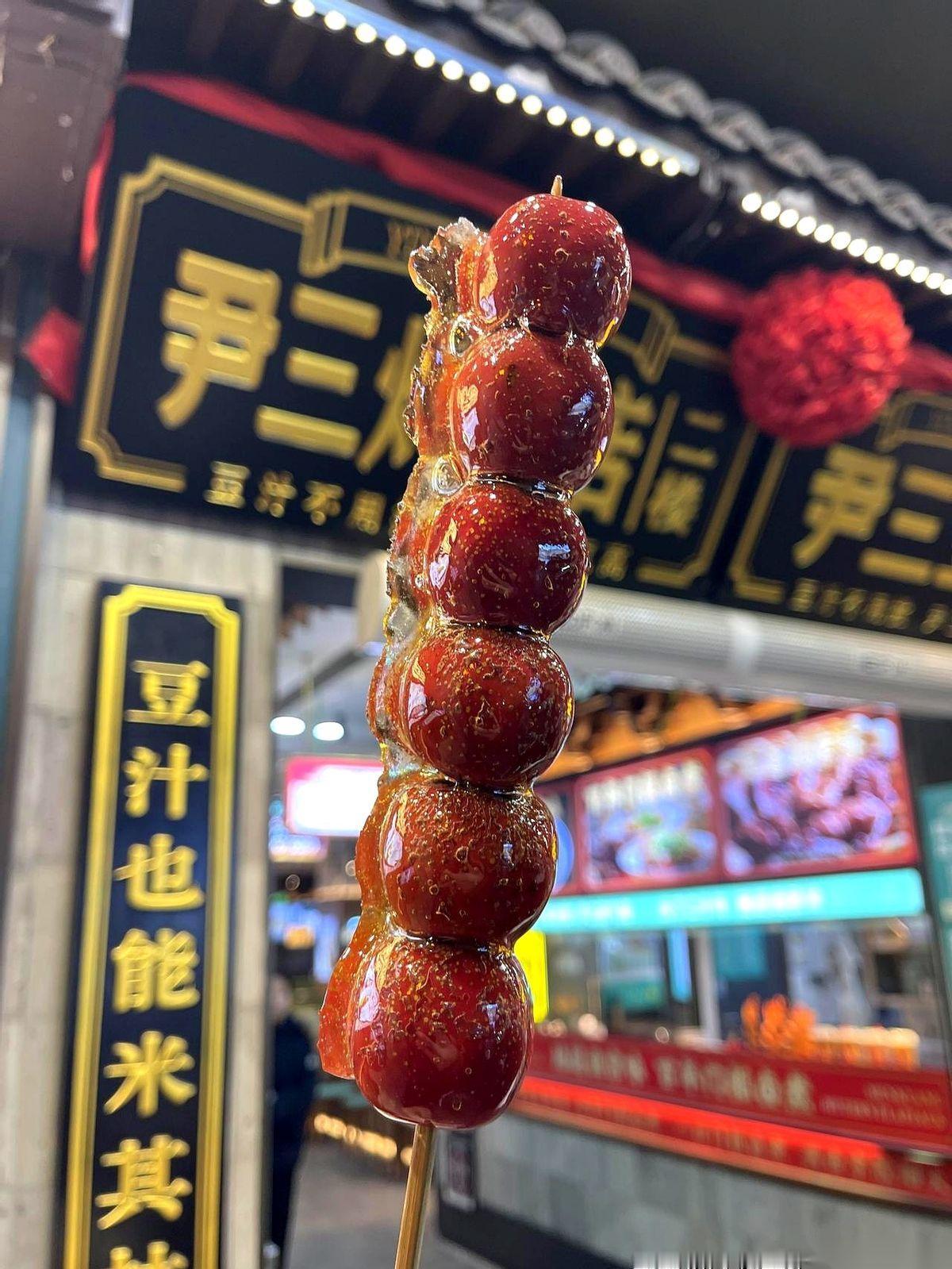 跟你说个在北京吃饭最容易踩的坑，比豆汁儿还上头。就是那些名字一模一样的“老字号