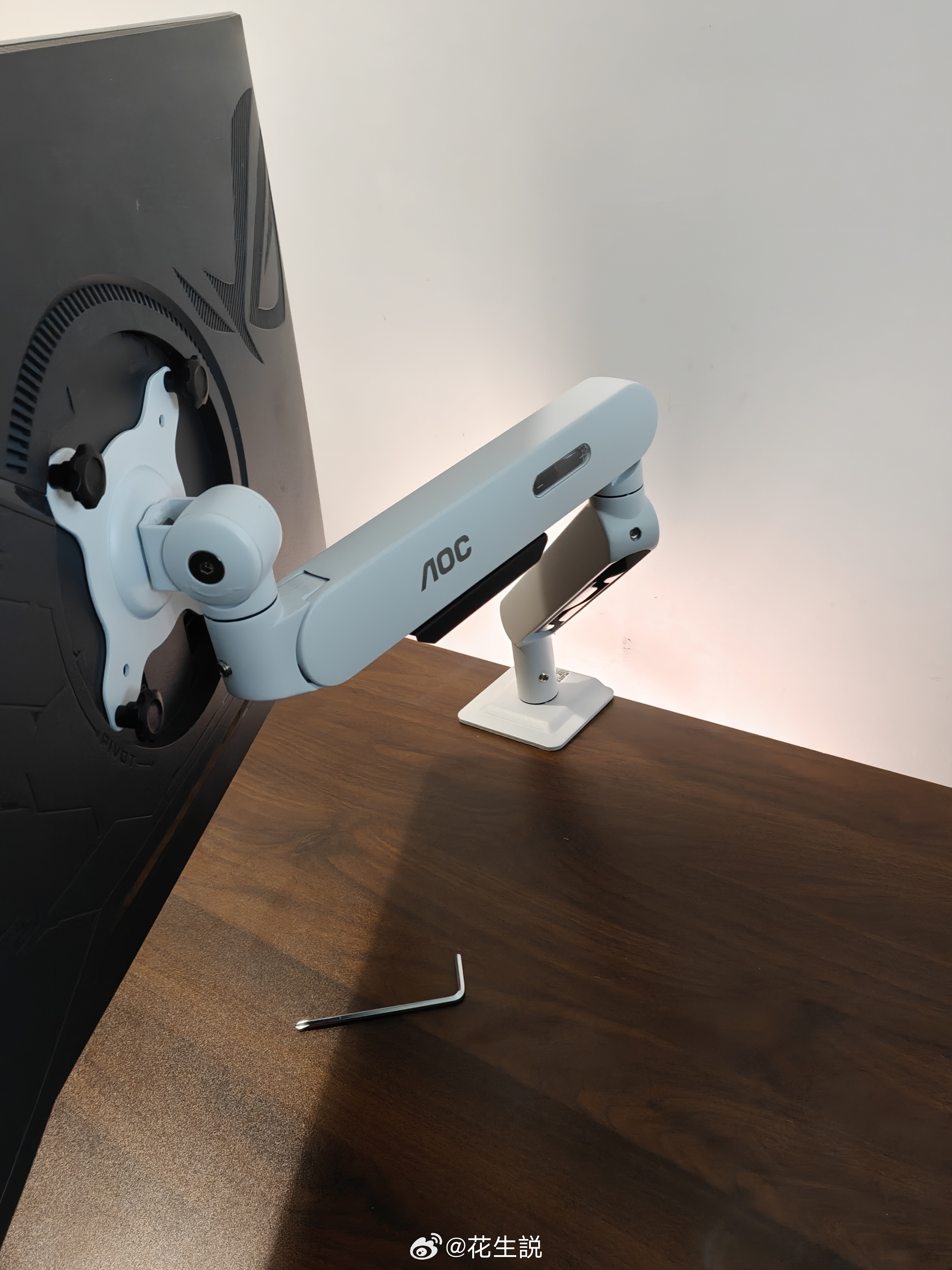 机械臂显示器支架有多少小伙伴在用的？相比普通支架，机械臂可调整范围更大，也更节省