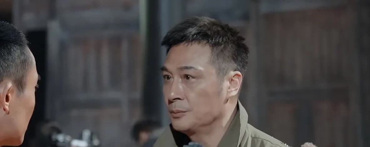 吴镇宇出手了，他开始帮助王星矫正他的眼神了！吴镇宇说，你的眼神怎么总像电视里