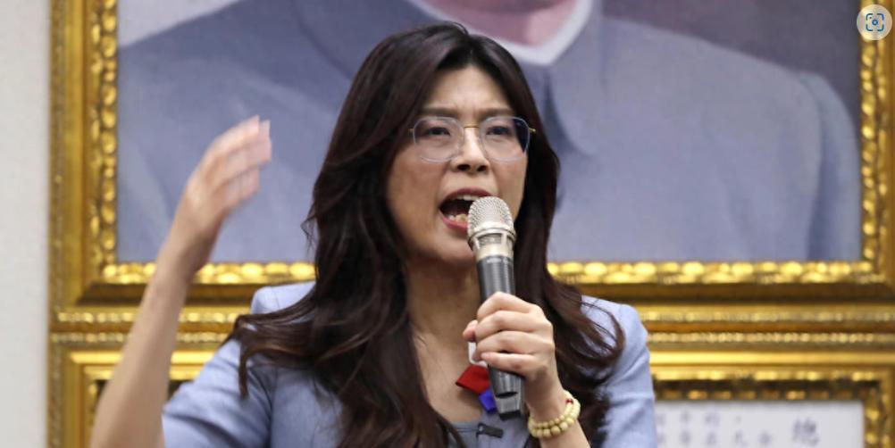 谁能想到，刚当上党主席还不到24小时，郑丽文就被民进党团拉出来当靶子。郑丽文刚扶