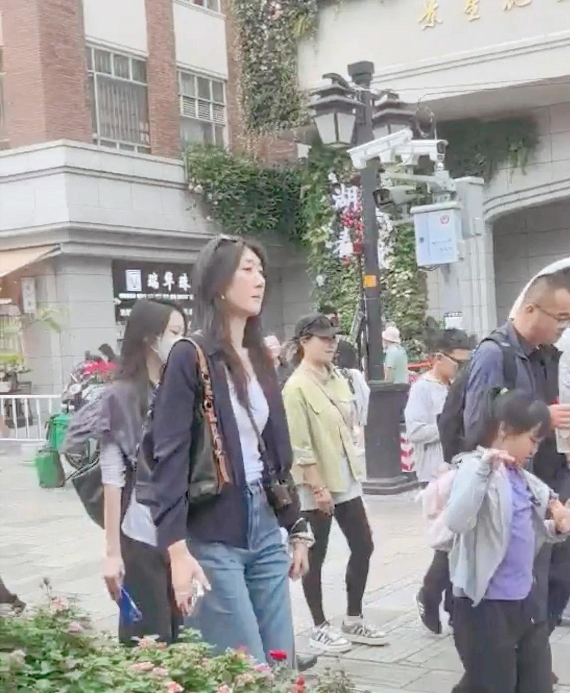 王菲去云南了。李亚鹏没说话。偏偏就这么一顿家常饭，网上又有人开始喊复婚，说得跟真的一样。其实李嫣一直