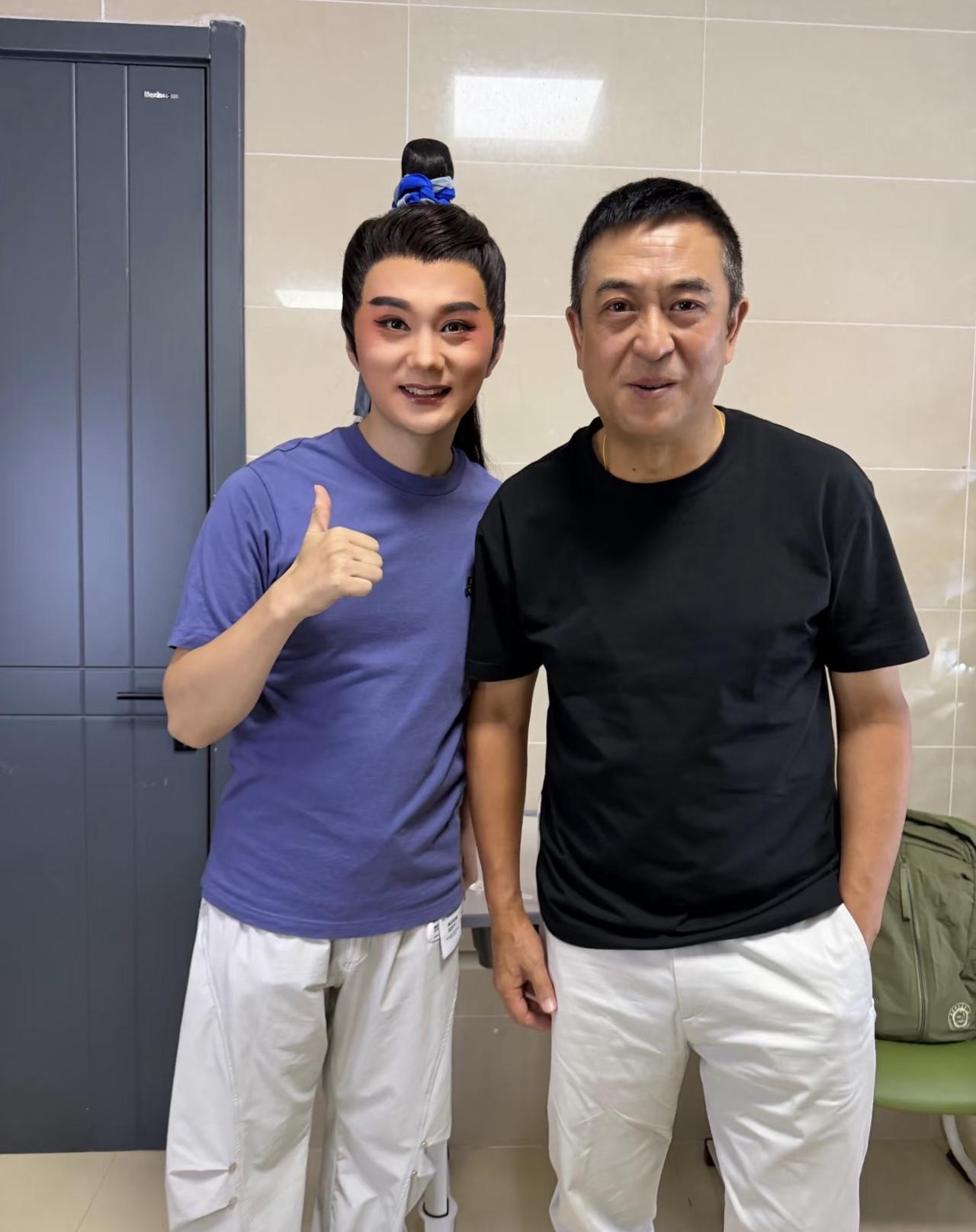 56岁张嘉益看演出，穿着黑色T恤很低调，两鬓斑白也老了，因强直性脊柱炎站不直，驼