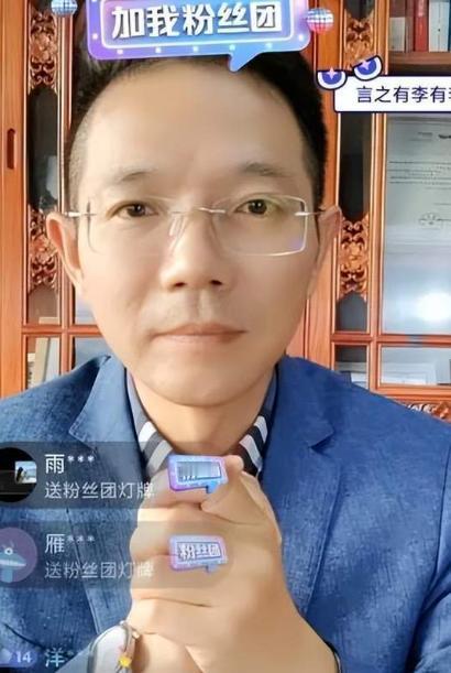 李律终于笑了！李律的笑容确实轻松了许多之前那些奔波的日子好像突然有了