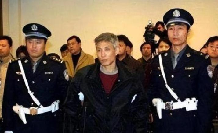 2003年，刘涌被押赴刑场。临行前他死活不肯换寿衣，苦笑着看了眼妻子，只提了两个