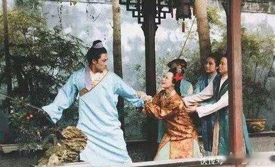 红楼浅识【贾母性格的双重性】《红楼梦》贾府中举足轻重的人物当数老祖宗贾母，她的性